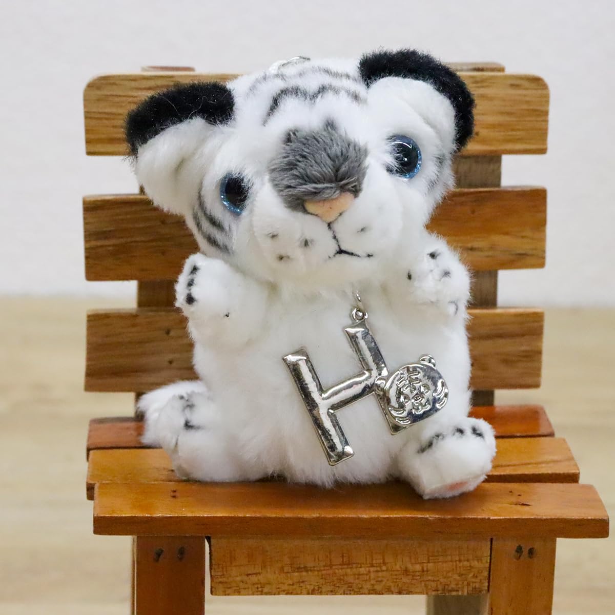 Amazon.co.jp: テイクオフ ぬいぐるみ ホワイトタイガー イニシャル